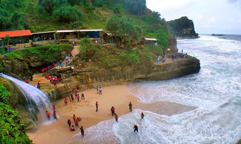 Pantai Banyu Tibo – Pacitan