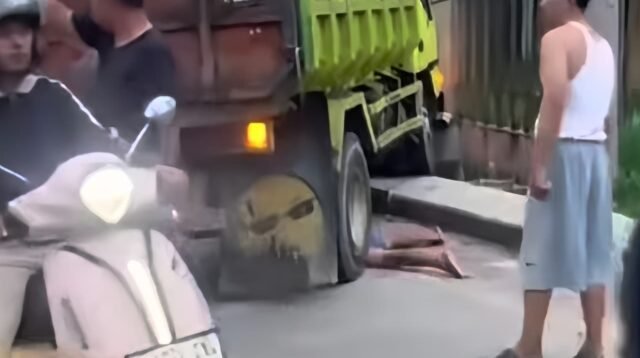 Kecelakaan truk menabrak pengendara motor di Jalan Mochammad Thaha, Parungpanjang