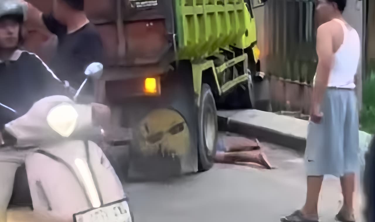 Kecelakaan truk menabrak pengendara motor di Jalan Mochammad Thaha, Parungpanjang