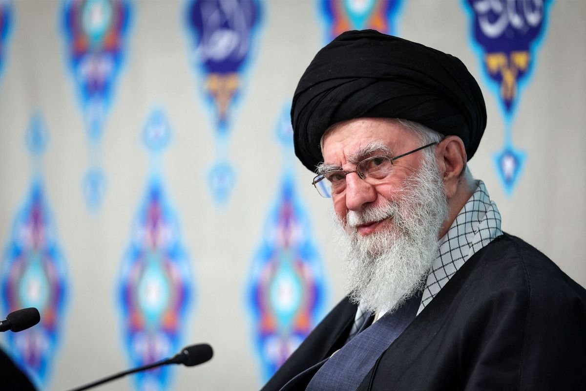 69a35d38a1733 Ayatollah Ali Khamenei telah memegang otoritas tertinggi di Republik Islam Iran sejak tahun 1989 hingga kematiannya.