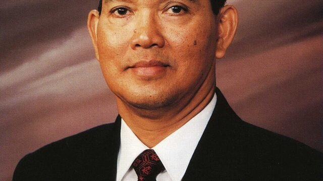 Try sutrisno wakil presiden ke-6