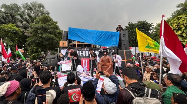 massa surabaya desak indonesia keluar bop