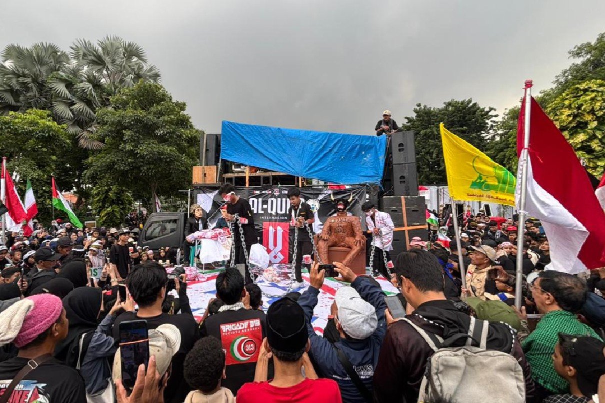 massa surabaya desak indonesia keluar bop massa surabaya desak indonesia keluar bop