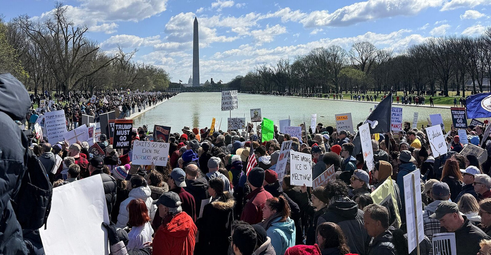 Aksi protes "No Kings" berlangsung di Washington, D.C. pada 28 Maret 2026. (Foto: Farragutful via Wikipedia)