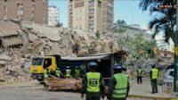 Puing bangunan hancur pasca gempa Venezuela.