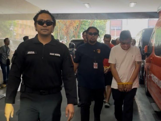 tersangka-judi-kasino-di-batam-tiba-di-gedung-bareskrim-ondangdetikcom-1787045324127_43