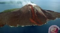 Gunung-Anak-Krakatau-di-Selat-Sunda