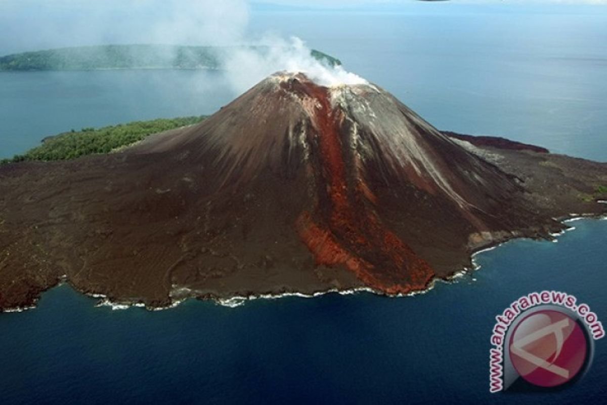 Gunung-Anak-Krakatau-di-Selat-Sunda
